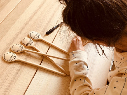 Atelier personnalisation cuilleres en bois habitat des possibles