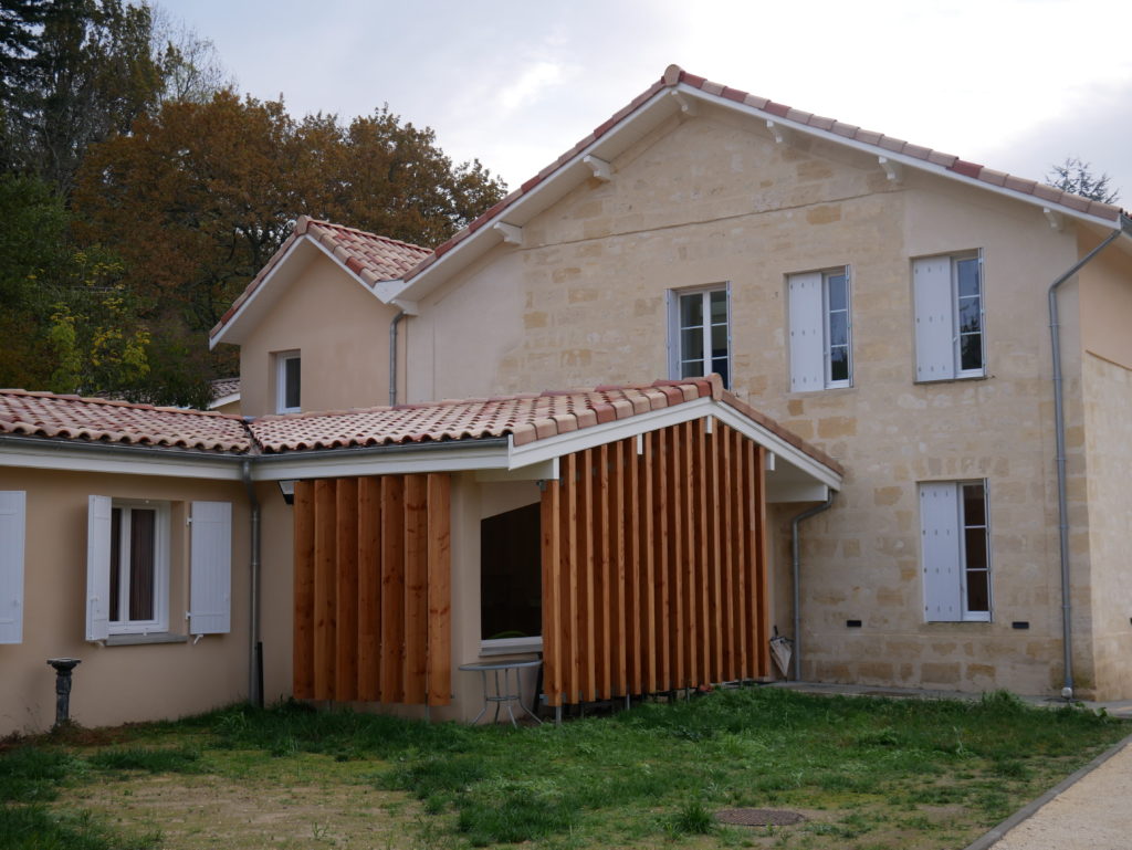 Cette photo représente la façade de la Maison de l'Artolie, présentant l'entrée de la maiso